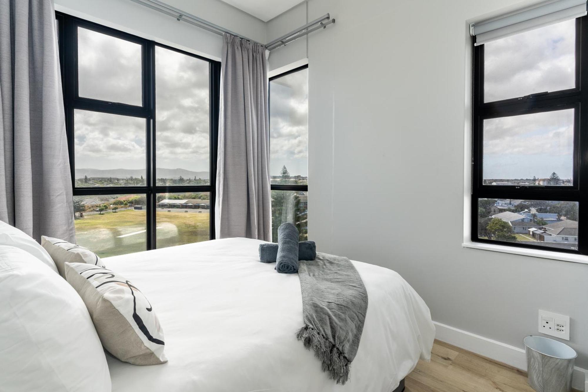 Burmeister 607 - Floor Corner 2 Bedroom With Sea And Lagoon Views - Onsite Parking *