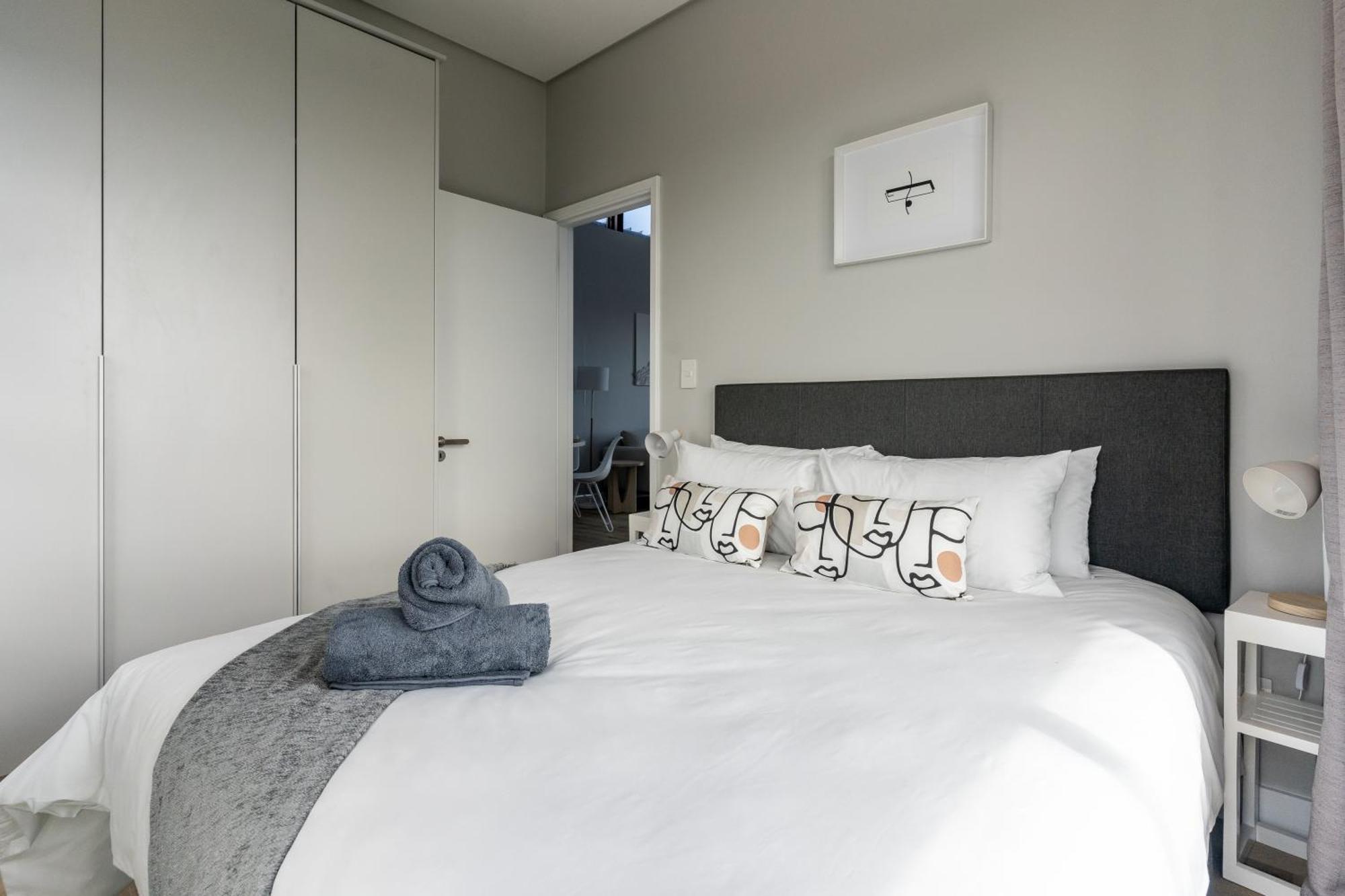 Burmeister 607 - Floor Corner 2 Bedroom With Sea And Lagoon Views - Onsite Parking Cape Town