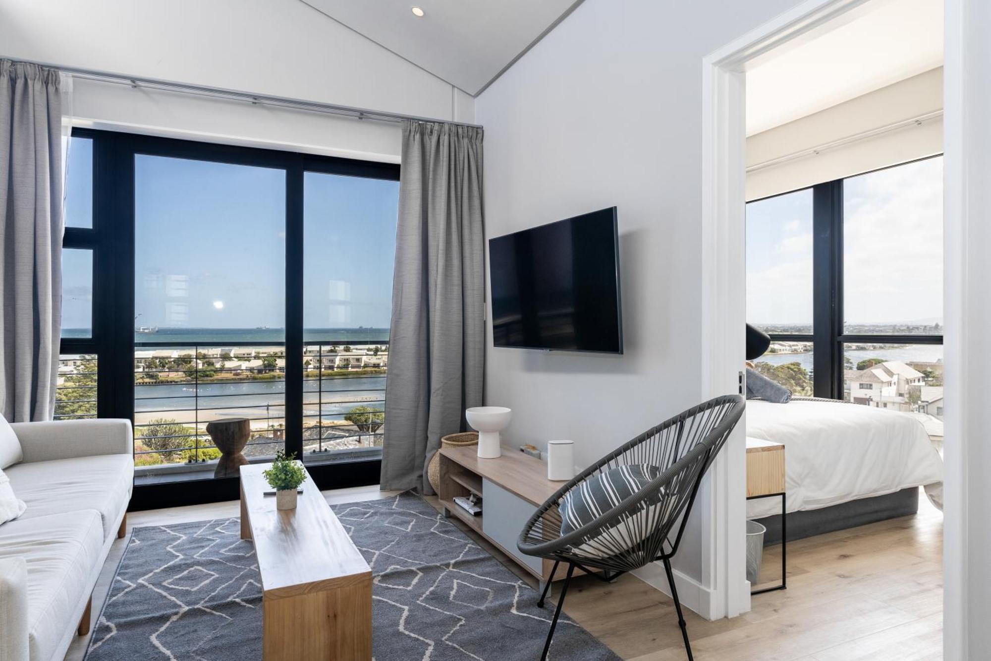 Burmeister 607 - Floor Corner 2 Bedroom With Sea And Lagoon Views - Onsite Parking Apartment *