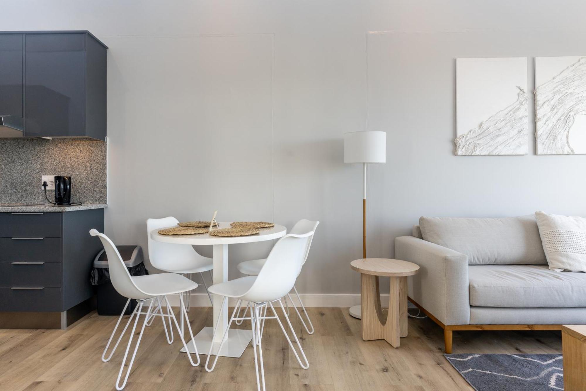 Burmeister 607 - Floor Corner 2 Bedroom With Sea And Lagoon Views - Onsite Parking Apartment *